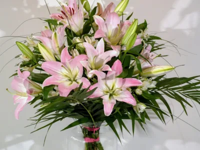 Ramo de lilium oriental con jarrón